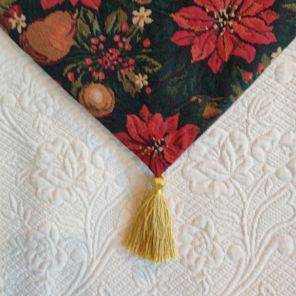 Poinsettia Christmas Holiday Dinner Party Table Runner Approx 13 X 70 - Picture 2 of 7